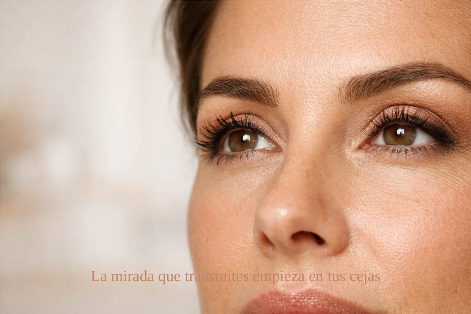 Primer plano de mirada femenina con cejas perfectamente diseñadas mediante microblading, expresión armoniosa y natural, centro de estética Cristina Badea Las Palmas