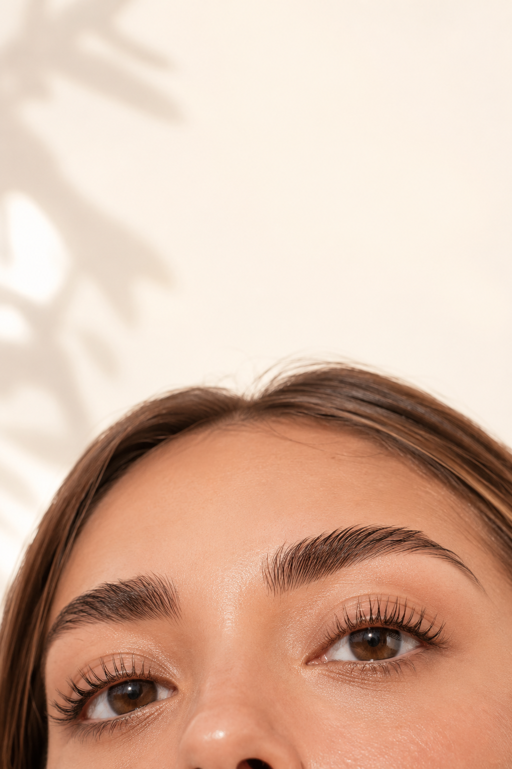 mujer con pestañas elevadas por lash lift lista para viajar de vacaciones, tonos nude y crema