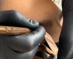 detalle de precisión con pinza y calibrador durante el diseño de cejas en formación presencial con cristina badea